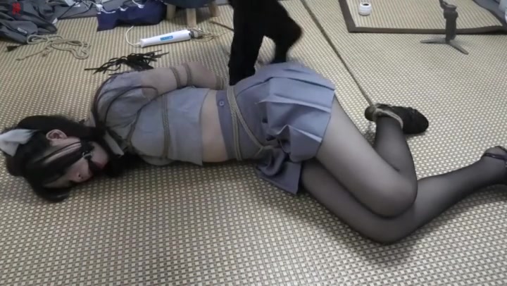 绳之韵 玻璃窗里面可怜兮兮的小呆口球捆绑，对着大玻璃窗摇啊摇，黑丝、细高JK，尬舞表演（上-下合并） Preview 3