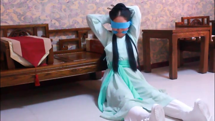 [网友原创] 清风徐来_女侠叶梦竹 古装侠女白布靴蒙眼勒嘴抹胸铁链挣扎 Preview 1