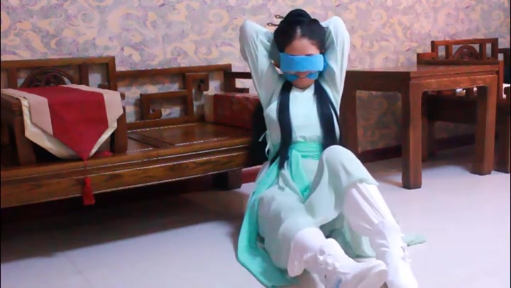 [网友原创] 清风徐来_女侠叶梦竹 古装侠女白布靴蒙眼勒嘴抹胸铁链挣扎 Preview 2