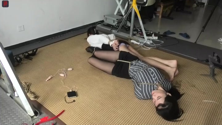绳之韵 瑾瑜、菲菲，OL女奴双人TJ第三部（第二集）地板双人丝足连缚、原味，皮鞭 Preview 3