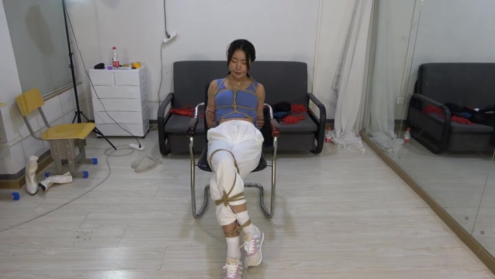 美束映画 定拍绑架小丁 紧身背心白棉袜运动鞋 麻绳勒嘴，套头挣扎 Preview 2