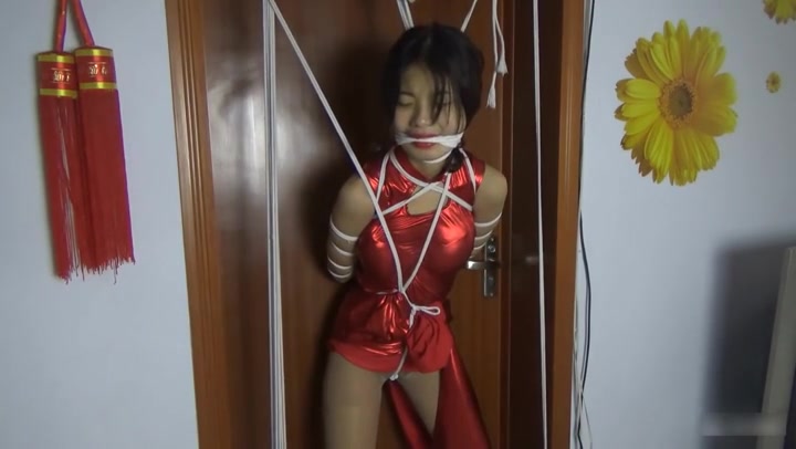 红色礼服五花后手勒颈吊 遮不住的风情万种 Preview 4