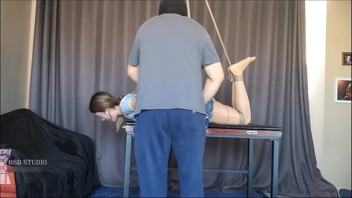 BSD原创_穿着短裤丝袜的女孩被高高吊起+泳装丝袜小妹M字开腿缚 Preview 3