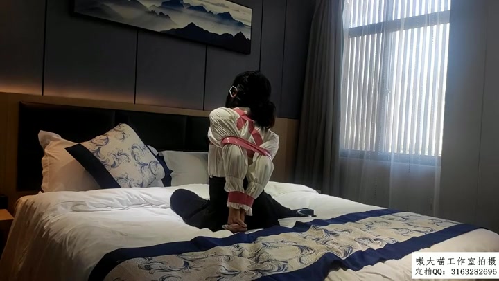 嗷大喵 胶带紧缚 小妹妹胶布欧式紧缚+蒙眼+口球+双腿多节并腿缚+驷马等等放置挣扎 Preview 1