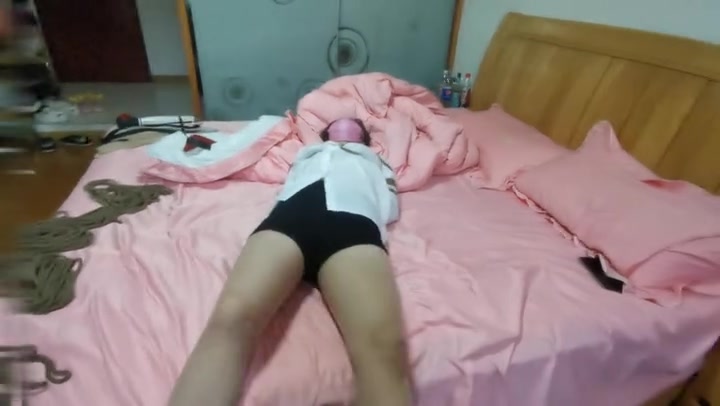 我的媳妇 第41弹、睡梦中喊醒、放入疯狂的小玩具、放置挣扎任由摆布、多层丝袜套头、一轮轮嗨皮之后软瘫软瘫的 Preview 1
