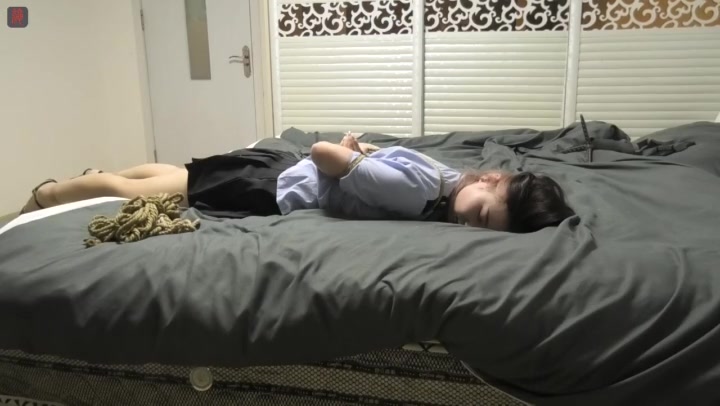 绳之韵 小九妹微剧情悲催的女JH（上集）肉丝美女JH被蓄意报复的歹徒偷偷打晕、绳捆索绑 Preview 1