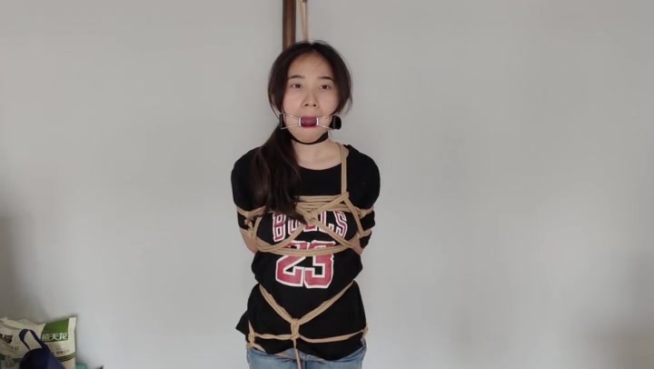 玩奴原创 萌妹小夏小舔犬登场，贪婪的舔屏诱惑，口环鼻钩，麻花腿立式紧缚 Preview 1