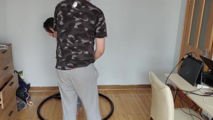 玩奴原创 萌妹小夏小舔犬登场，贪婪的舔屏诱惑，口环鼻钩，麻花腿立式紧缚 Preview 2