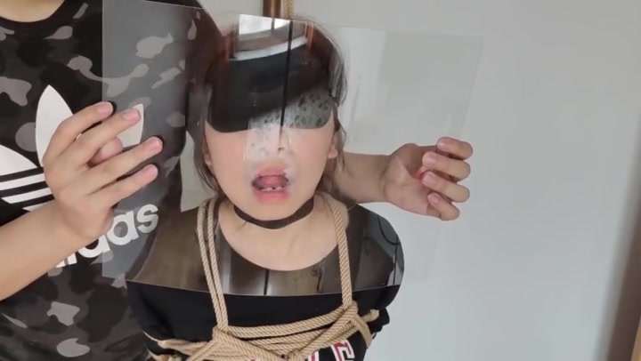 玩奴原创 萌妹小夏小舔犬登场，贪婪的舔屏诱惑，口环鼻钩，麻花腿立式紧缚 Preview 4
