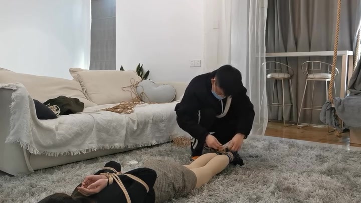 奥特曼 超可爱新妹子涵崽，紧缚放置，挣扎到屏幕外，大喊救命，差点哭出来 Preview 2