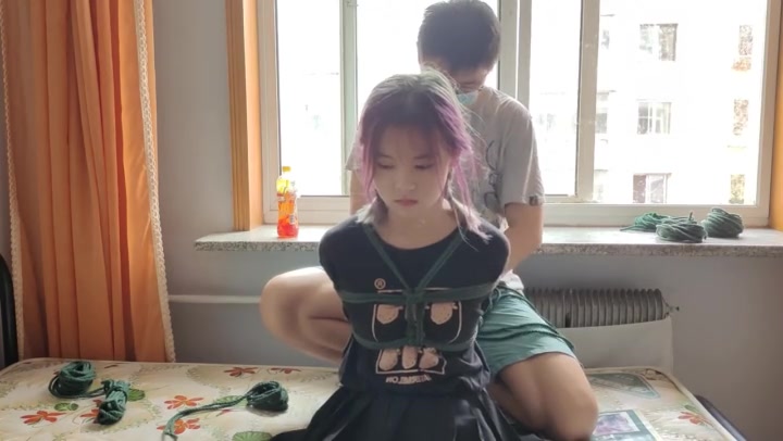 黑丝大长腿美少女月潇驷马紧缚奴化初次舔足训练 Preview 1