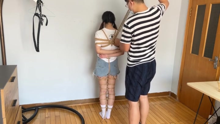 翘臀新妹子私服白棉袜超紧蛇缚驷马 Preview 1