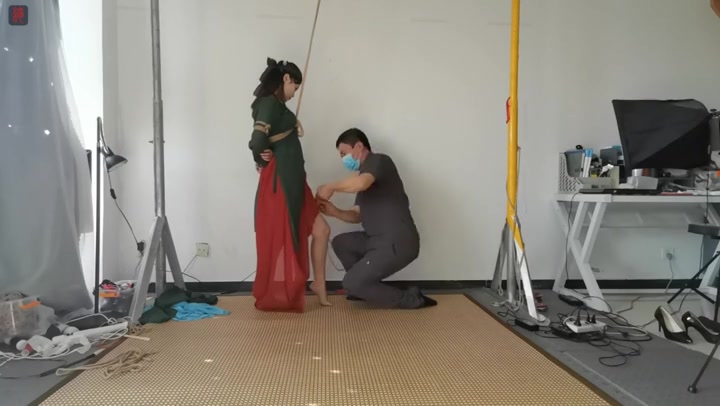 绳之韵 小九妹古装绳艺（合并）捉了一只小青蛇，片足吊，鞭打，股绳固定大棒，红茶洗脚、强喂“加料”茶 Preview 1