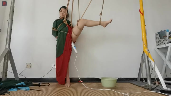 绳之韵 小九妹古装绳艺（合并）捉了一只小青蛇，片足吊，鞭打，股绳固定大棒，红茶洗脚、强喂“加料”茶 Preview 4