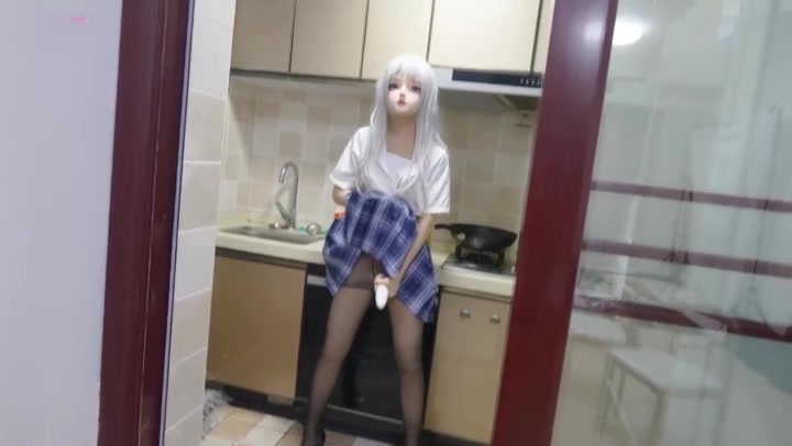 小萌同学 kig做家务？那可不是，在厨房自我陶醉，黑丝高跟鞋jk，房间拘束挣扎扯断了道具. Preview 2