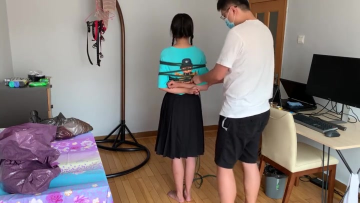 玩奴原创 好身材雨晨妹妹驷马抓举摔摔乐，丝袜套头白袜多重堵嘴挣扎！痛苦与闷绝！ Preview 1
