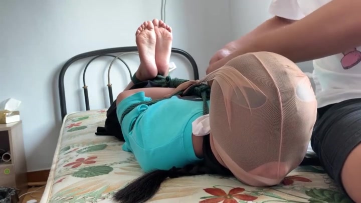 玩奴原创 好身材雨晨妹妹驷马抓举摔摔乐，丝袜套头白袜多重堵嘴挣扎！痛苦与闷绝！ Preview 2