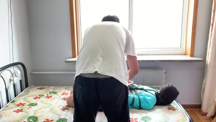 玩奴原创 好身材雨晨妹妹驷马抓举摔摔乐，丝袜套头白袜多重堵嘴挣扎！痛苦与闷绝！ Preview 3