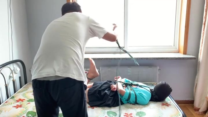 玩奴原创 好身材雨晨妹妹驷马抓举摔摔乐，丝袜套头白袜多重堵嘴挣扎！痛苦与闷绝！ Preview 4