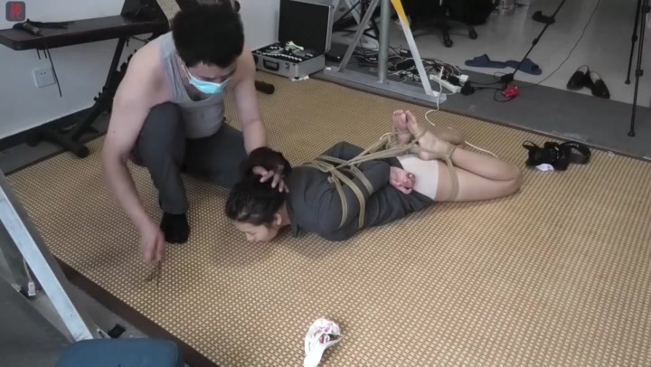 绳之韵 瑾瑜突破尺度OL风少女的鞭打TJ，分腿驷马、勒脚趾固定，丰胸挑逗、虐足 Preview 1