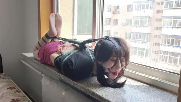 玩奴原创 肉丝美少女欣妍股绳驷马缚窗台放置，强制抬头，马具口球堵嘴口水 Preview 3
