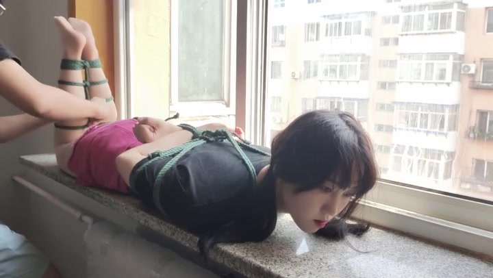玩奴原创 肉丝美少女欣妍股绳驷马缚窗台放置，强制抬头，马具口球堵嘴口水 Preview 4