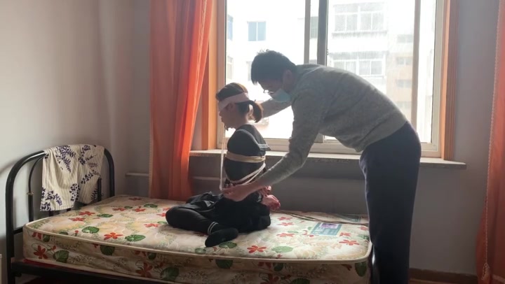 玩奴原创 新人莹莹初绑，马具口球，超紧严厉连头驷马强制抬头，放置挣扎口水，真实对话，初绑不手软. Preview 1