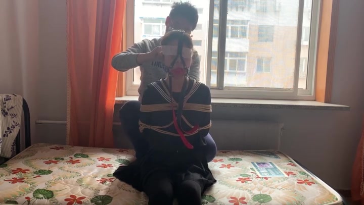 玩奴原创 新人莹莹初绑，马具口球，超紧严厉连头驷马强制抬头，放置挣扎口水，真实对话，初绑不手软. Preview 2