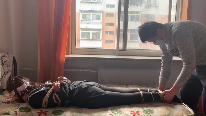 玩奴原创 新人莹莹初绑，马具口球，超紧严厉连头驷马强制抬头，放置挣扎口水，真实对话，初绑不手软. Preview 3