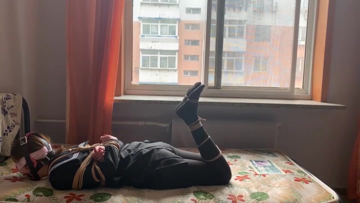 玩奴原创 新人莹莹初绑，马具口球，超紧严厉连头驷马强制抬头，放置挣扎口水，真实对话，初绑不手软. Preview 4