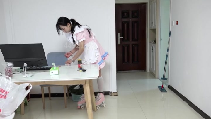 子衿原创 琳琳轮滑鞋镣铐做家务 拿钥匙挑战解锁 一字马 五花放置 Preview 1
