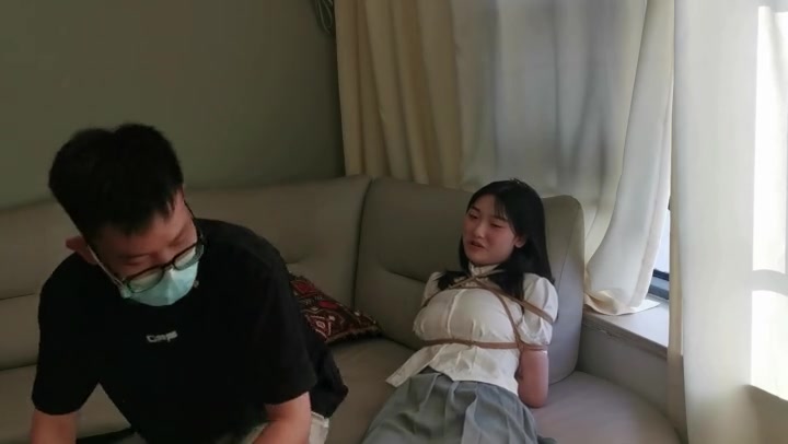 奥特曼 丰满妹子尤涵JK制服跪缚长时间放置 Preview 1