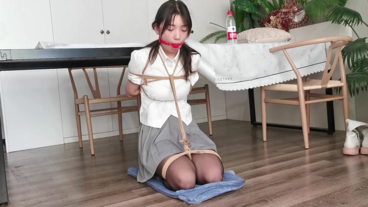 奥特曼 丰满妹子尤涵JK制服跪缚长时间放置 Preview 2