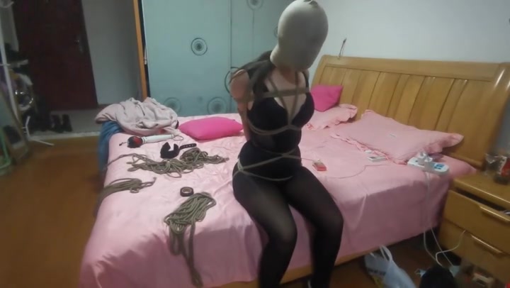 我的媳妇 第32弹、突然发现媳妇变的sao气了（胶带包手、多层丝袜套头、子夕、棒棒齐上阵） Preview 3