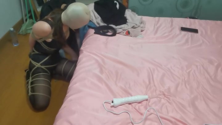 我的媳妇 第32弹、突然发现媳妇变的sao气了（胶带包手、多层丝袜套头、子夕、棒棒齐上阵） Preview 4