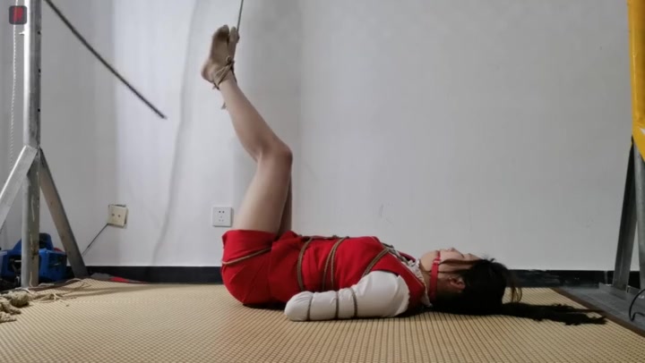 绳之韵 体虐小空姐瑾瑜（第三集）龟甲、股绳，肉丝美丫丫倒吊固定，藤条、皮鞭 Preview 4