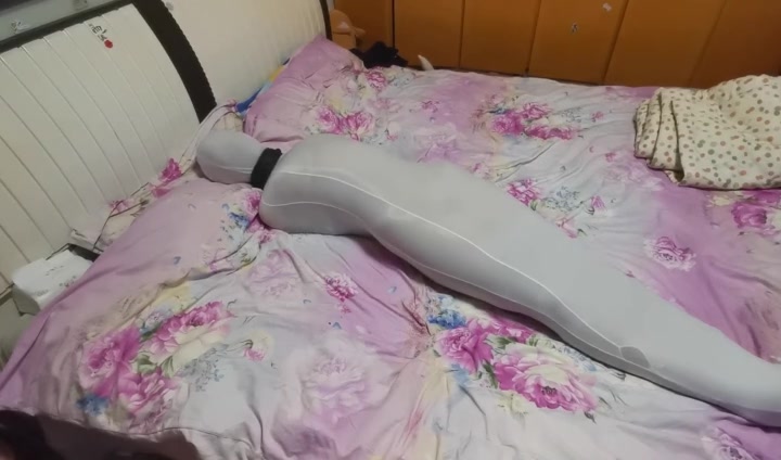 我的媳妇 第56弹、多层白色丝包、放置挣扎、踩脸、内置假JJ遥控玩具. Preview 2