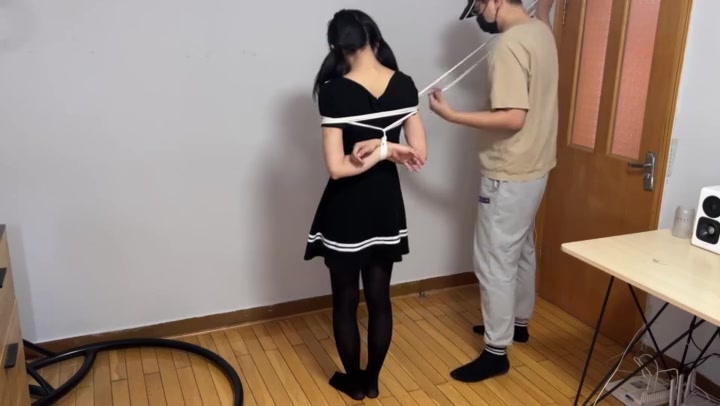 [玩奴原创] 漂亮妹子毛毛虫紧缚蠕行体罚，紧到无以复加，凌辱新思路 Preview 1