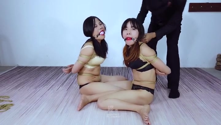 樱束原创 连缚三部曲之对坐缚 莉莉跟小月性感内衣裤出镜对坐缚 Preview 1
