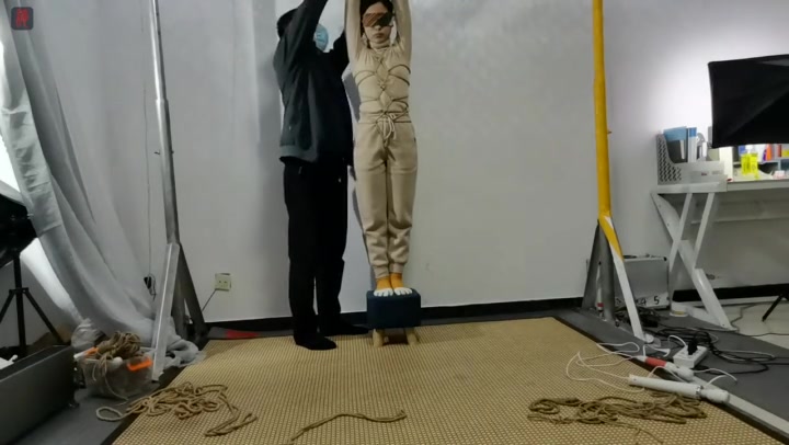 绳之韵 小凡龟甲、股绳，固定棒，40分钟直立踮脚点，为了缓解悬吊的痛苦，脚趾都勾曲的发白了 Preview 1