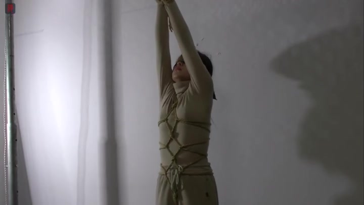 绳之韵 小凡龟甲、股绳，固定棒，40分钟直立踮脚点，为了缓解悬吊的痛苦，脚趾都勾曲的发白了 Preview 2