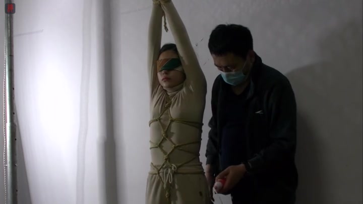 绳之韵 小凡龟甲、股绳，固定棒，40分钟直立踮脚点，为了缓解悬吊的痛苦，脚趾都勾曲的发白了 Preview 3