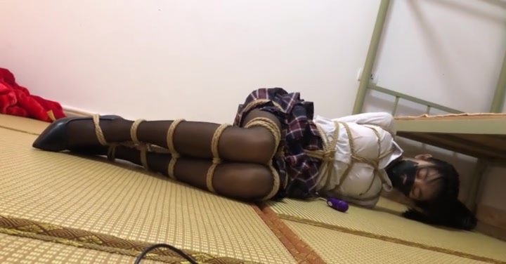 新月原创 红豆 黑丝JK股绳少女的逃脱失败后 被吊绑+棒子狠狠折磨. Preview 1