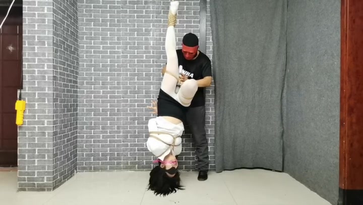 飞天原创 云儿内装T弹zcd连体铐户外，众人围观，吓得跑到小树林，不配合主子玩弄，回去直接倒吊起来，残酷TJ开始 Preview 2