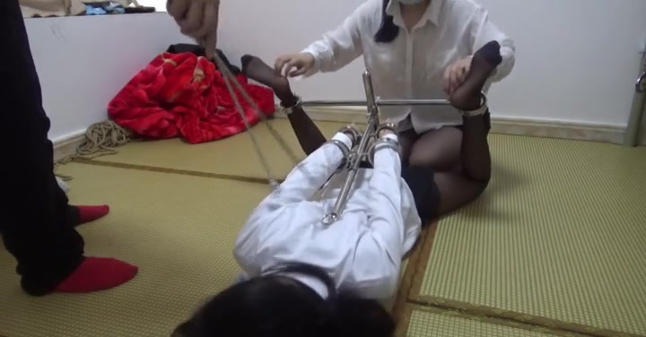 新月原创 彩依 玉箫 双黑丝女白领 k9驷马架铐起来TK欺负 超级怕痒的妹子被挠的不停 Preview 4