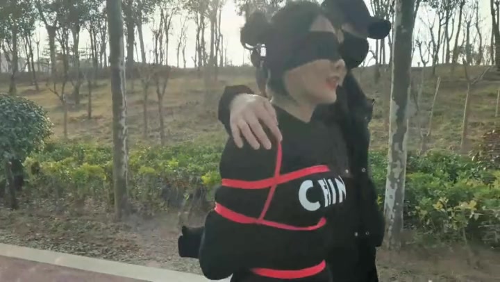 一绳所爱 捆绑蒙眼户外聊天散步 Preview 1