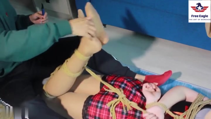 自由鹰束艺 性感美腿小狐狸紧束捆绑羞耻口水不止呻吟！挑战长时间挠脚心虚脱无力反抗 Preview 4