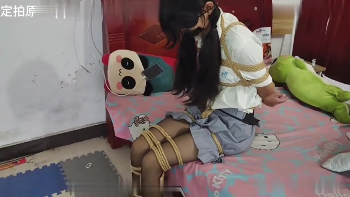 新月原创 雨薇 玉箫 JK黑丝可怜女孩被贩卖+行李箱+胸缚+股绳+蛇缚 蒙眼+堵嘴 Preview 4