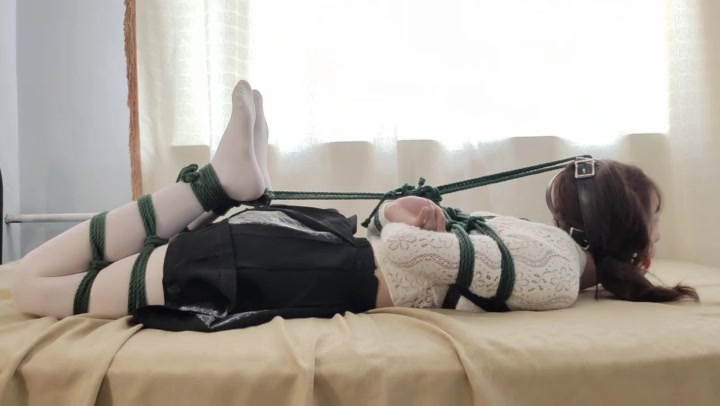 玩奴原创 文静白丝美少女长歌超紧驷马束缚，马具口球严厉堵嘴，sptk Preview 3