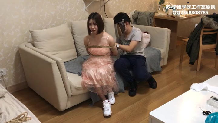 学姐学妹 Cindy堵嘴专辑 性感吊带裙卡布基诺丝小白鞋毛巾口球堵嘴 Preview 1